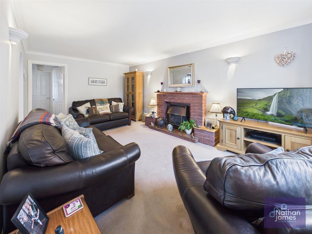 Property photo 2 of 25 Lounge