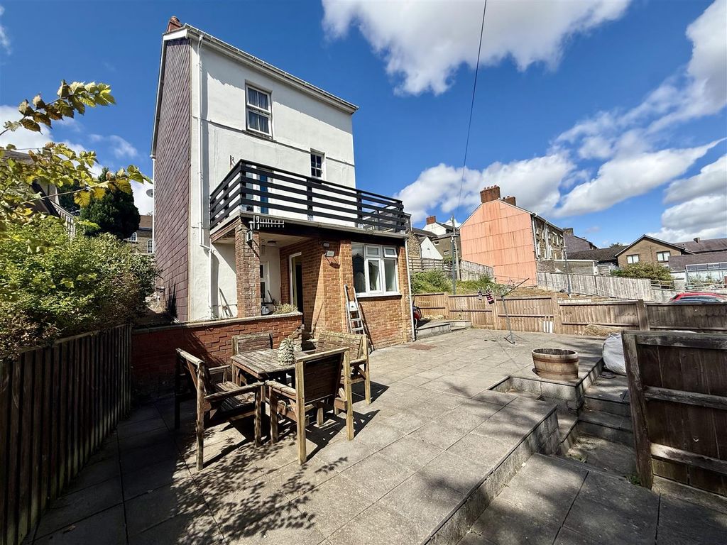 Property photo 3 of 18 Externally