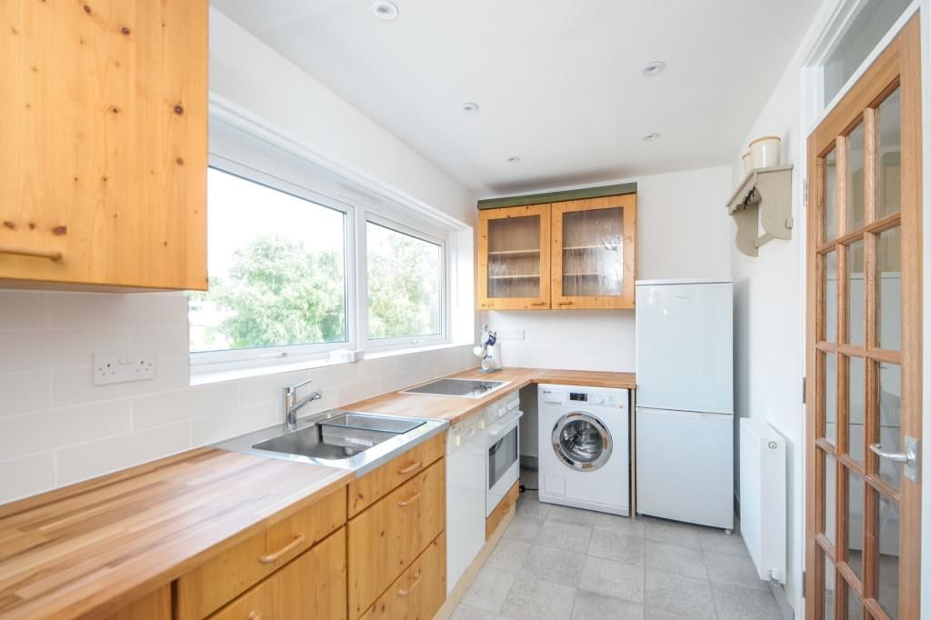 Property photo 3 of 10 Kitchen