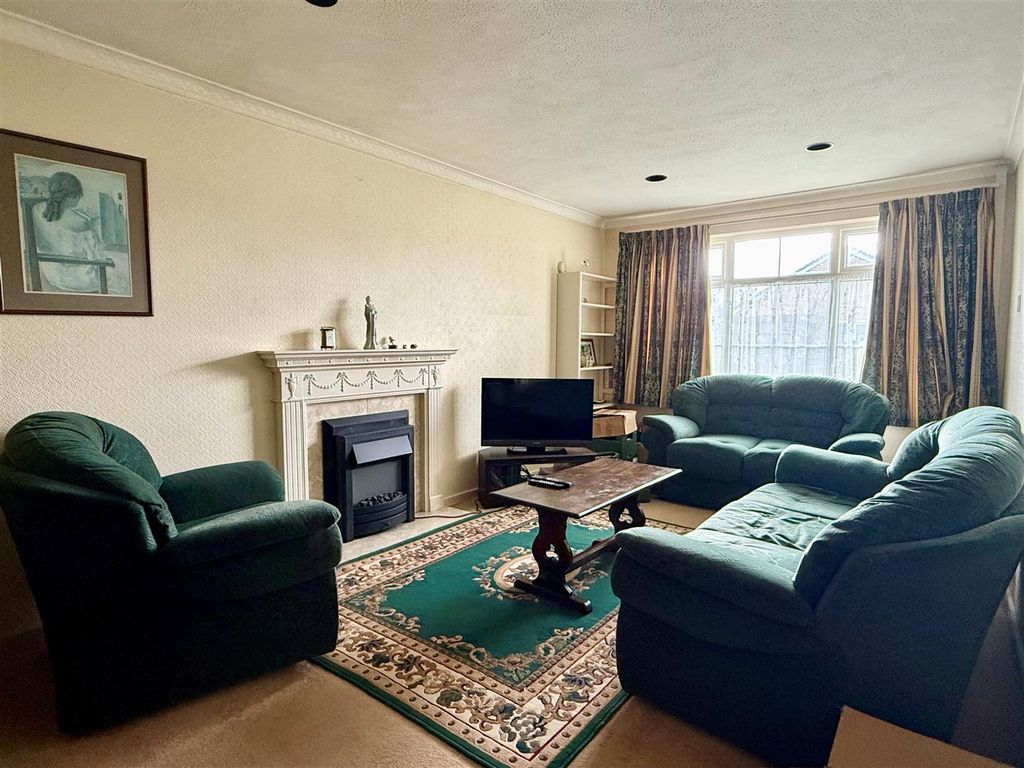 Property photo 3 of 12 Lounge.Jpg