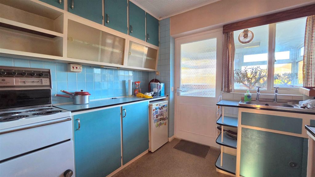 Property photo 3 of 10 Kitchen