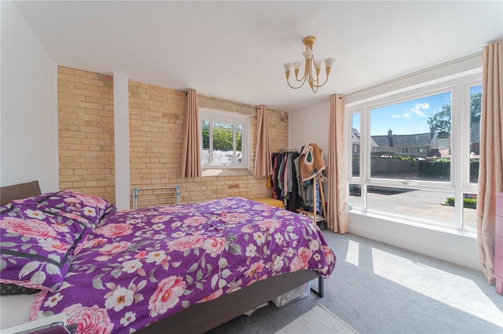 Property photo 3 of 11 Main Bedroom