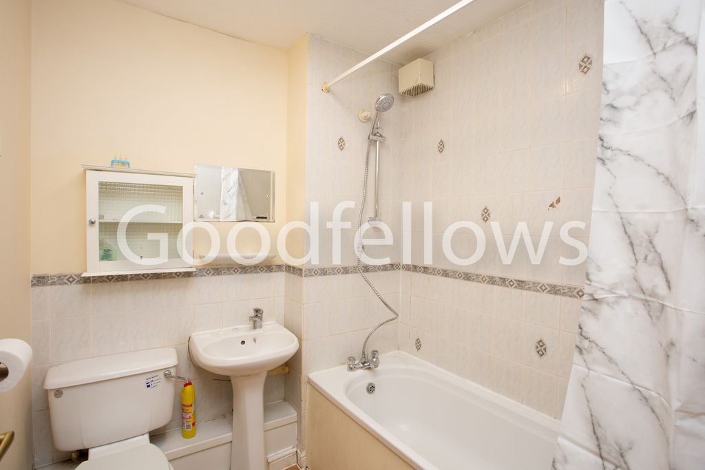 Property photo 2 of 8 23 Regis Court-7.Jpg