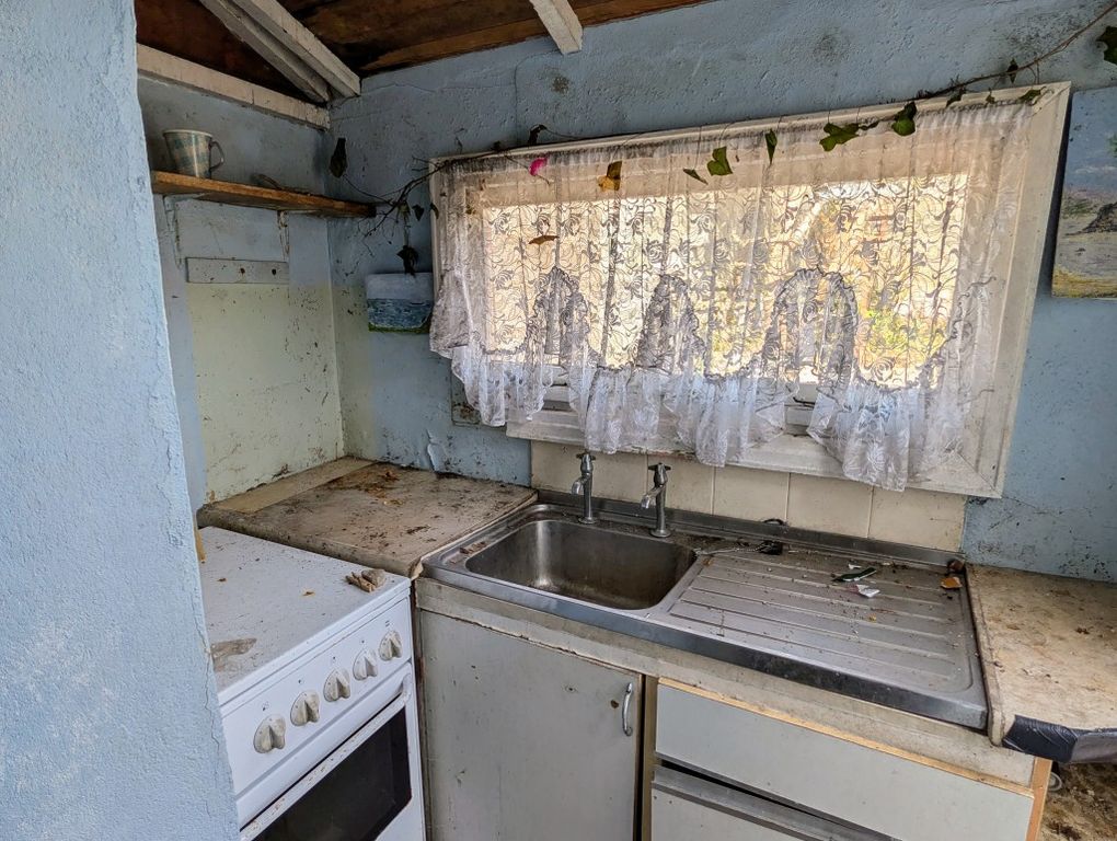 Property photo 3 of 10 Kitchen