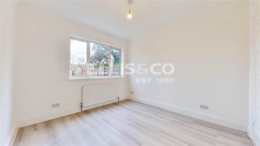 Property photo 3 of 8 Picture No. 11