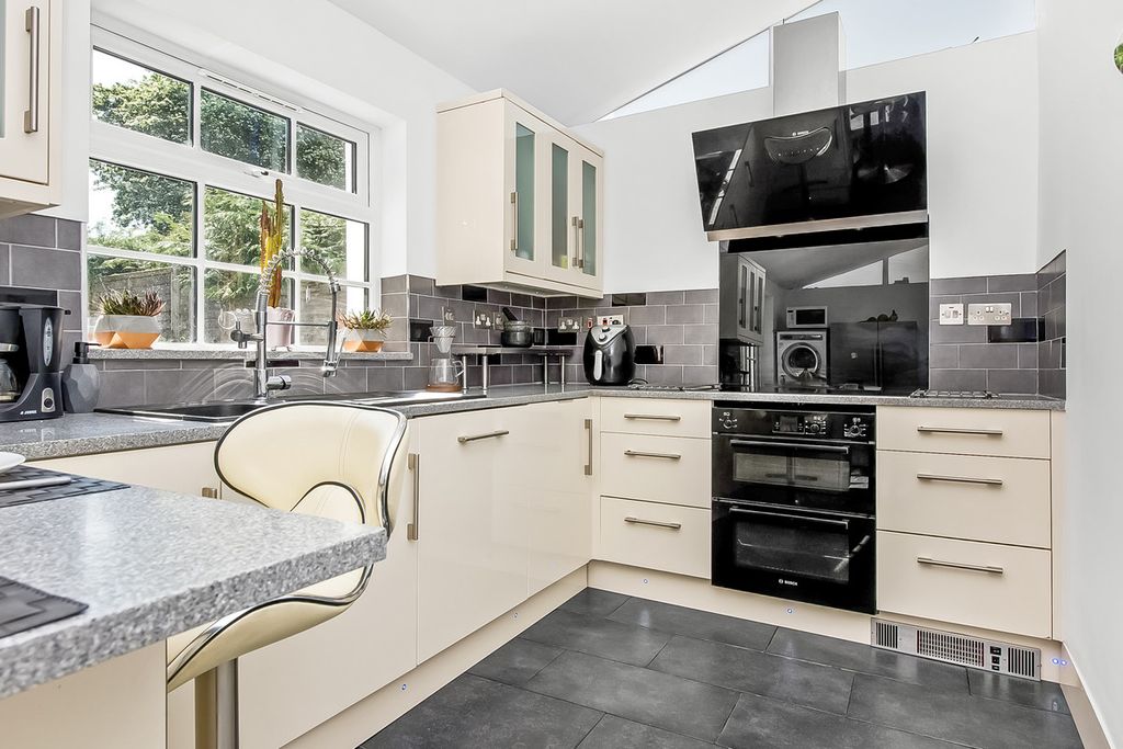 Property photo 2 of 34