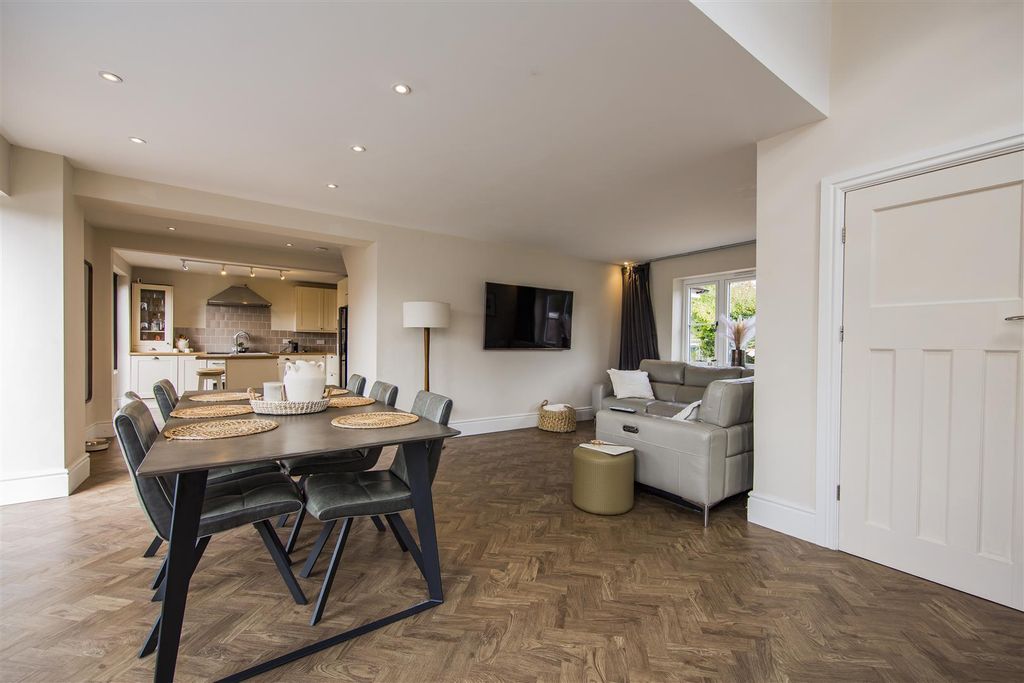 Property photo 2 of 34 Open Plan Living