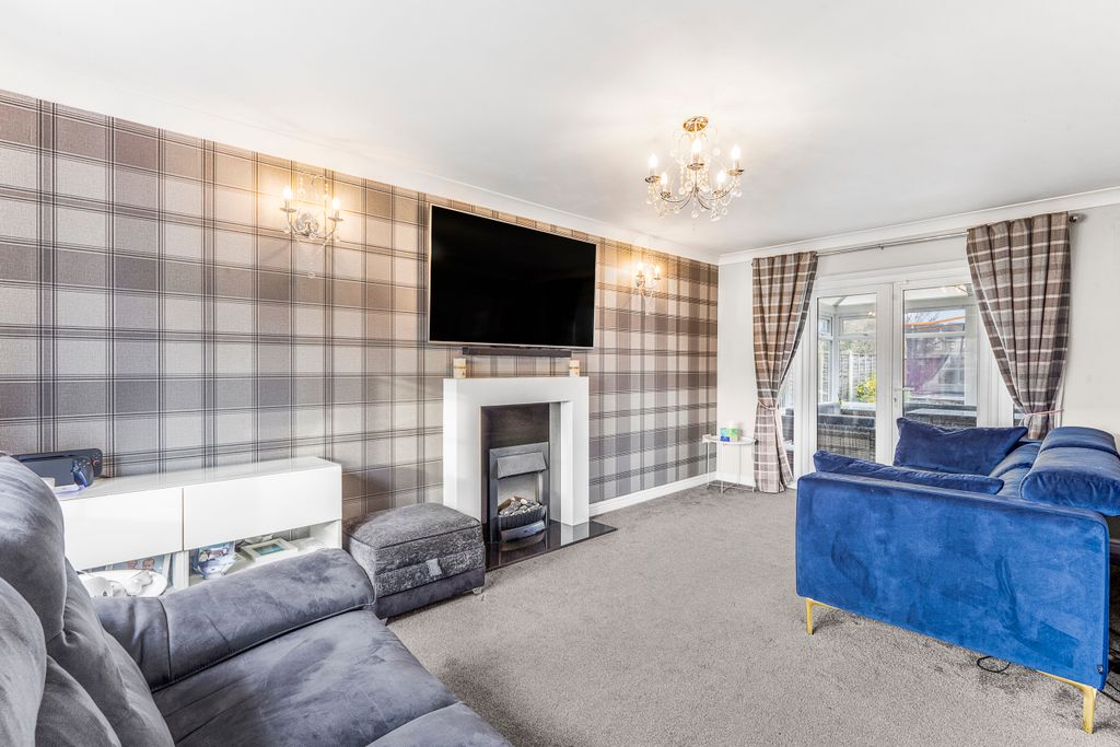 Property photo 3 of 16 Lounge