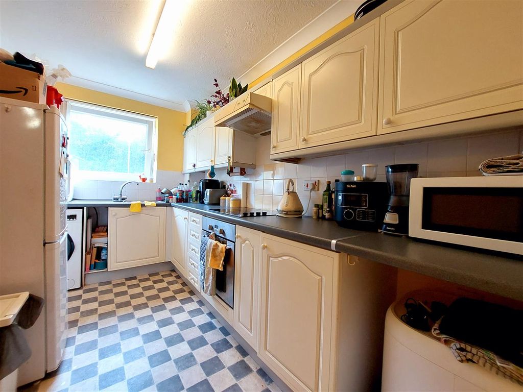 Property photo 3 of 8 Kitchen