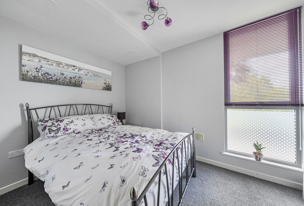 Property photo 2 of 11 1346008-9-68B98Cf...