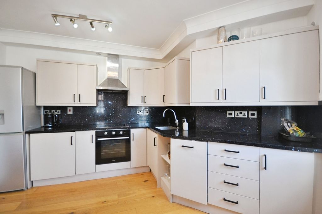 Property photo 3 of 9 Kitchen