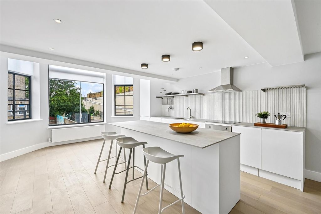 Property photo 1 of 10 Caxton Gate