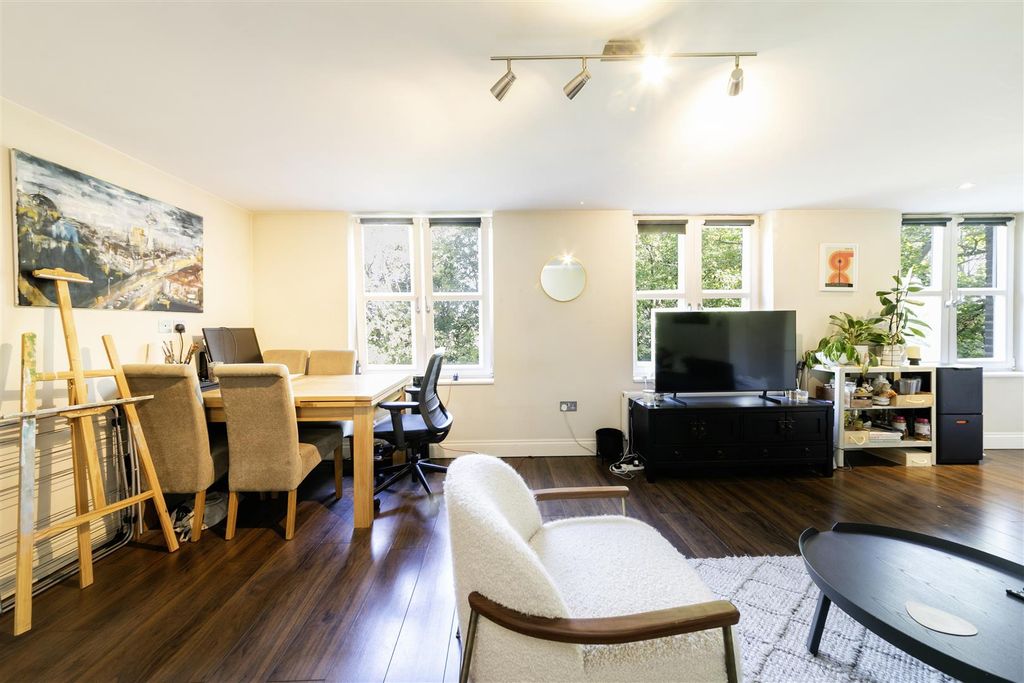Property photo 2 of 12 F8, 19 Crescent Road -9.Jpg