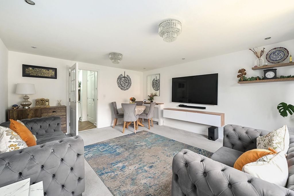 Property photo 3 of 20 Brassie Close