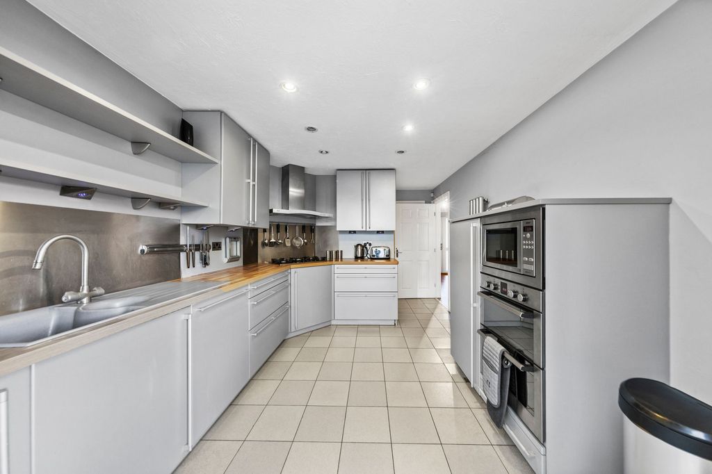 Property photo 2 of 25