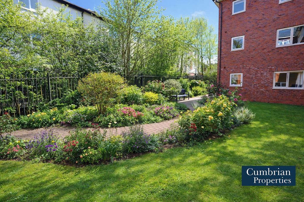 Property photo 2 of 8 Communal Gardens