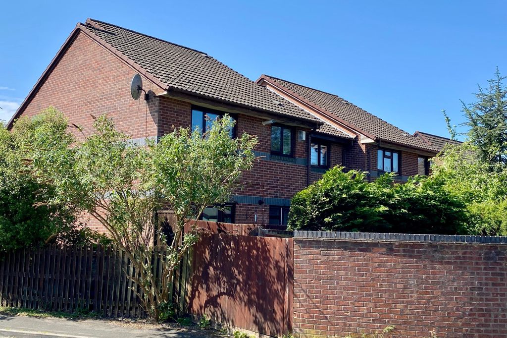 Property photo 1 of 22 Two Bedroom Ground Floor Flat With Garden