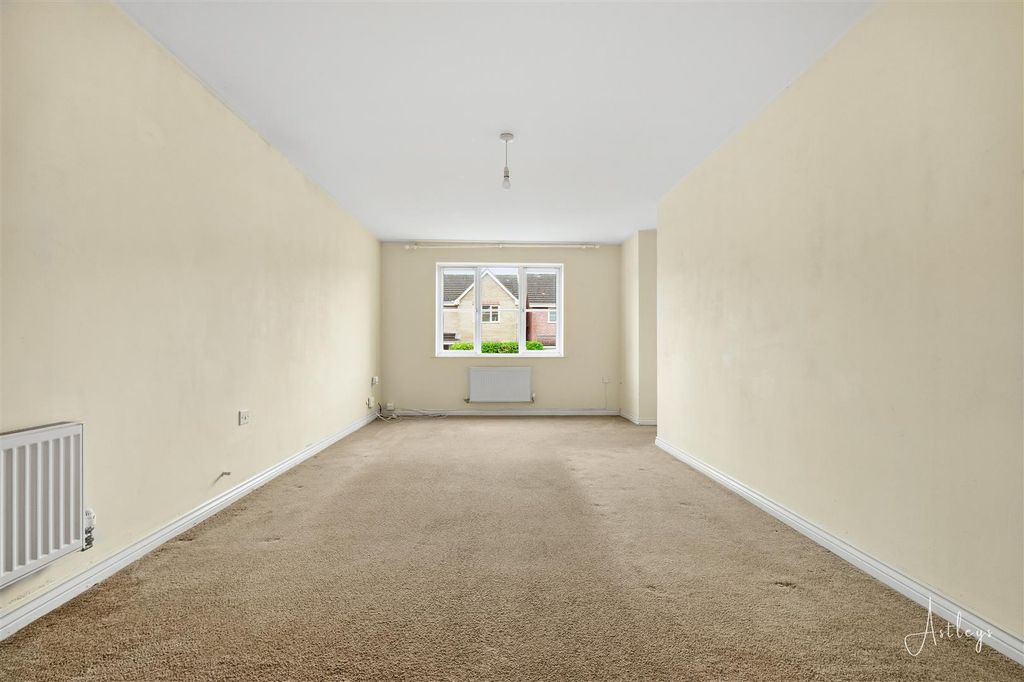 Property photo 2 of 21 Lounge