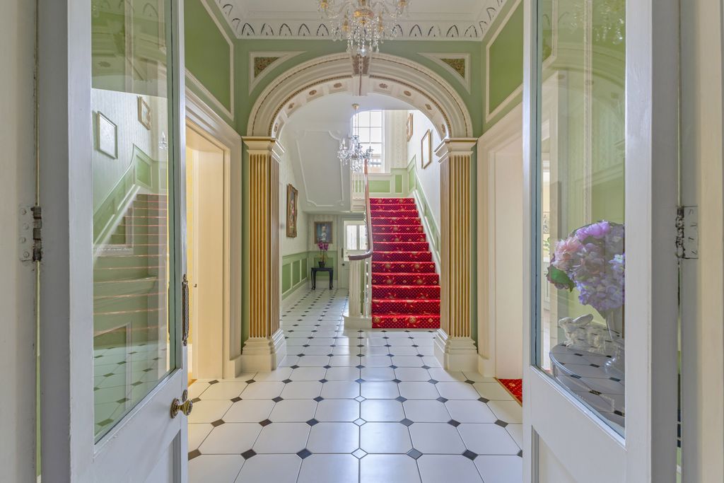 Property photo 3 of 27 Entrance Hall