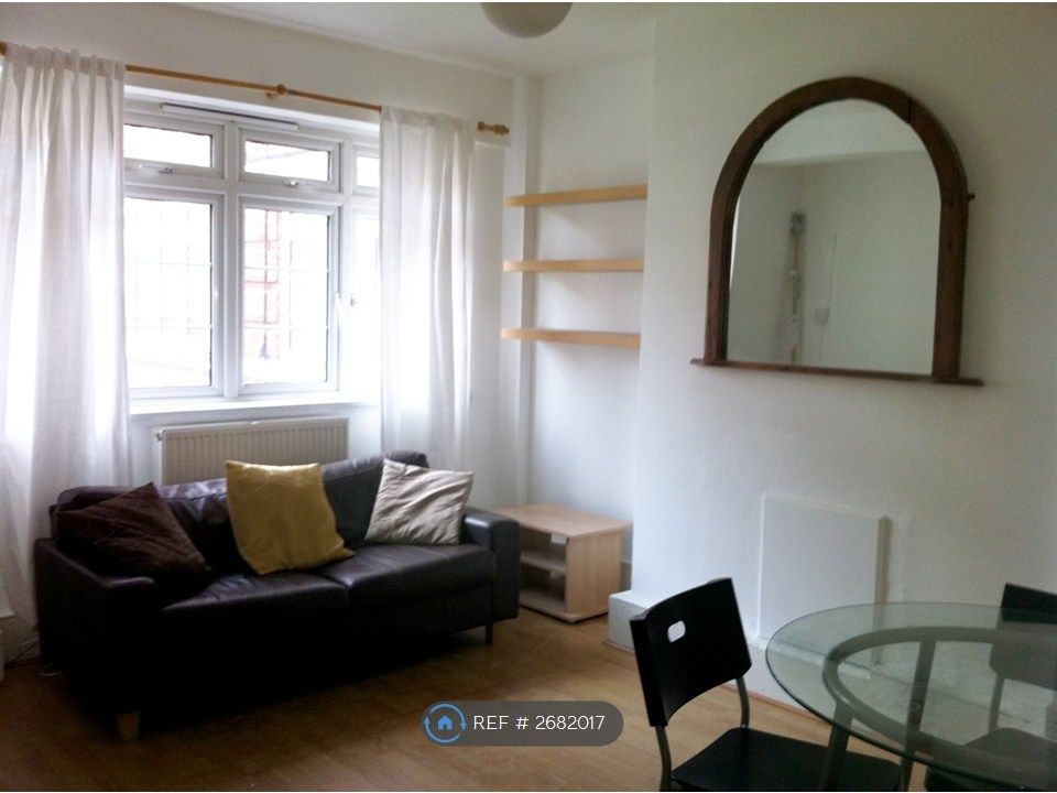 Property photo 1 of 3 Livingroom