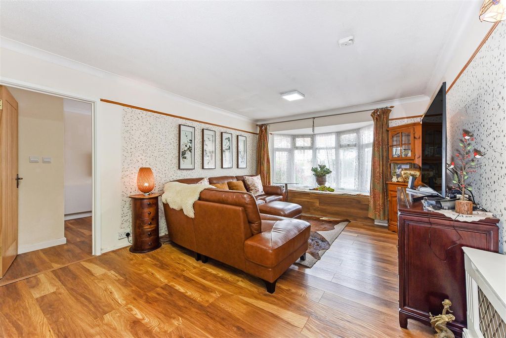 Property photo 3 of 31 Sitting Room