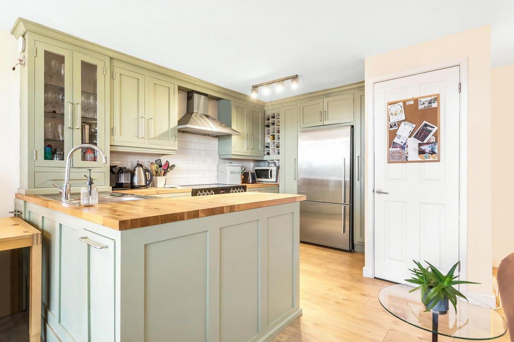 Property photo 1 of 10 Kitchen (Main)