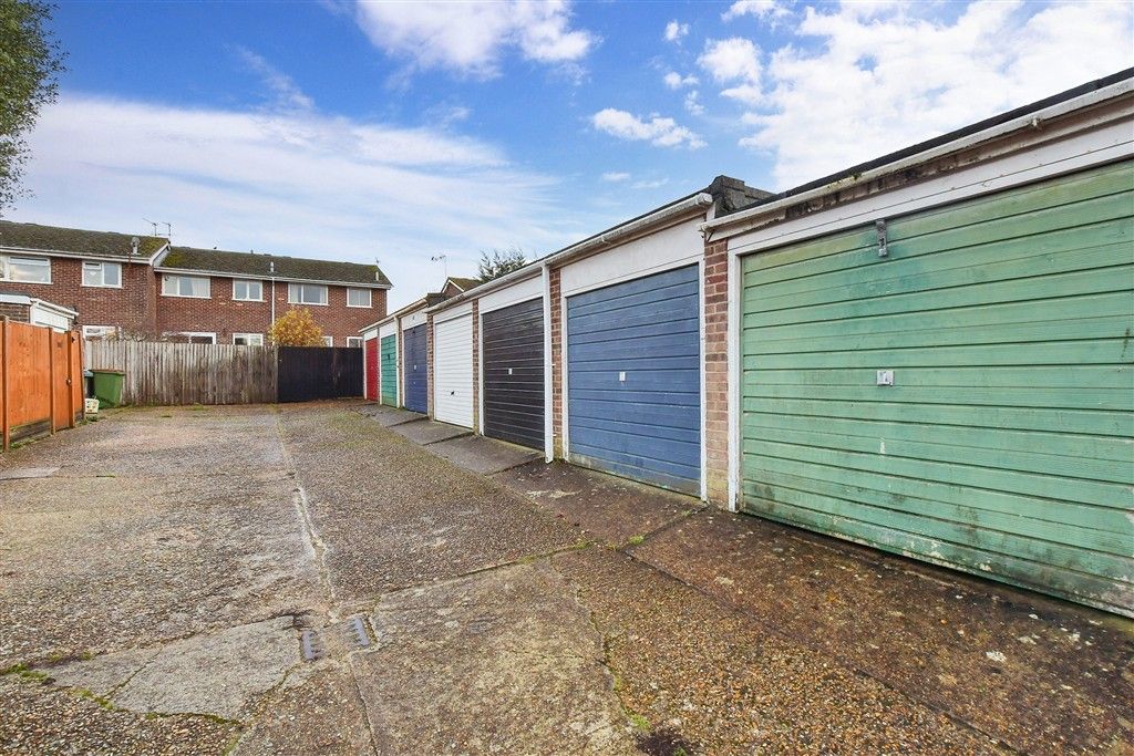 Property photo 2 of 10 Garage