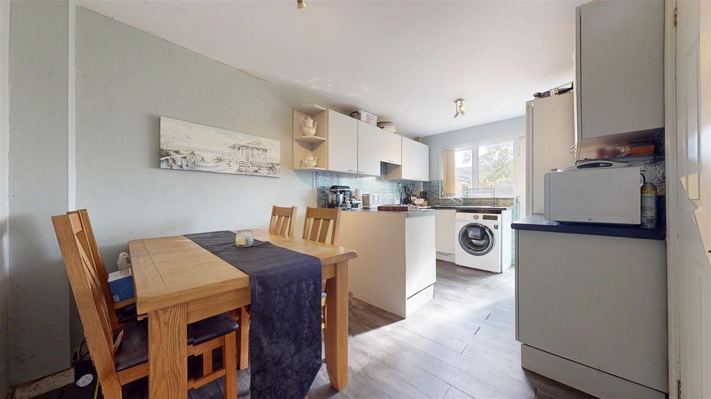Property photo 3 of 19 Peter Street Kitchen