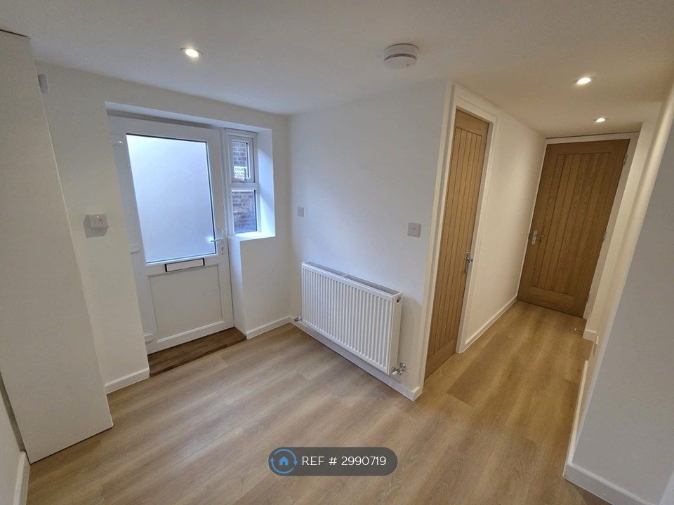 Property photo 2 of 14 Entry