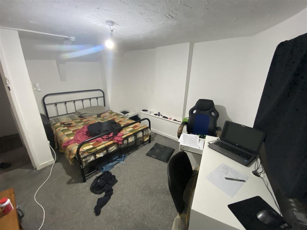 Property photo 2 of 4 Spacious Bedroom With A Dedicated Study Desk....