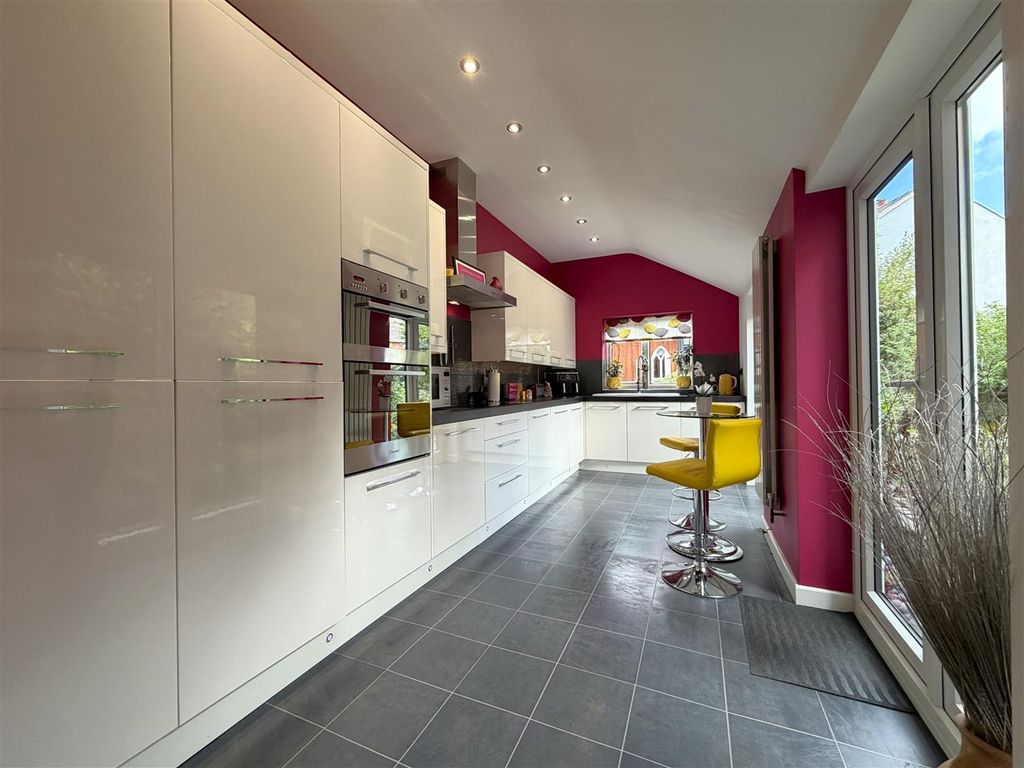 Property photo 2 of 24 Stylish Modern Kitchen 487