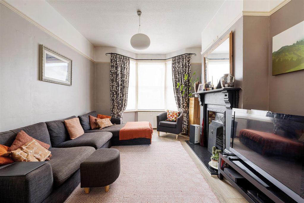 Property photo 2 of 35 Gordon Road, E11