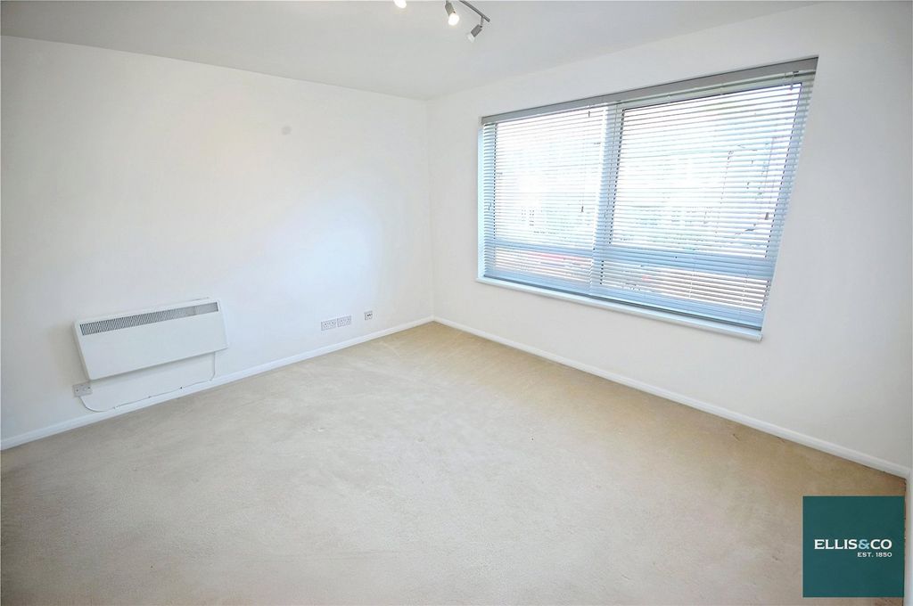 Property photo 3 of 8 Picture No. 21