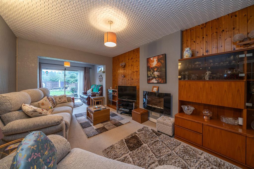 Property photo 3 of 28 Lounge