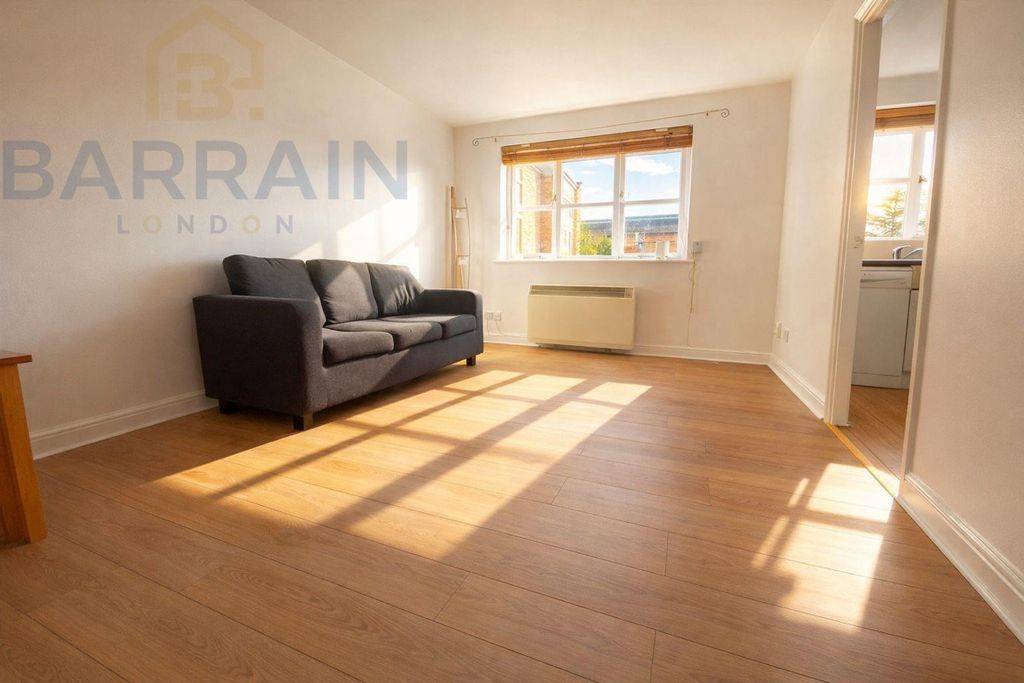 Property photo 2 of 6 Wheat Sheaf, E14 Flat For Sale By Barrain London Estate Agency
