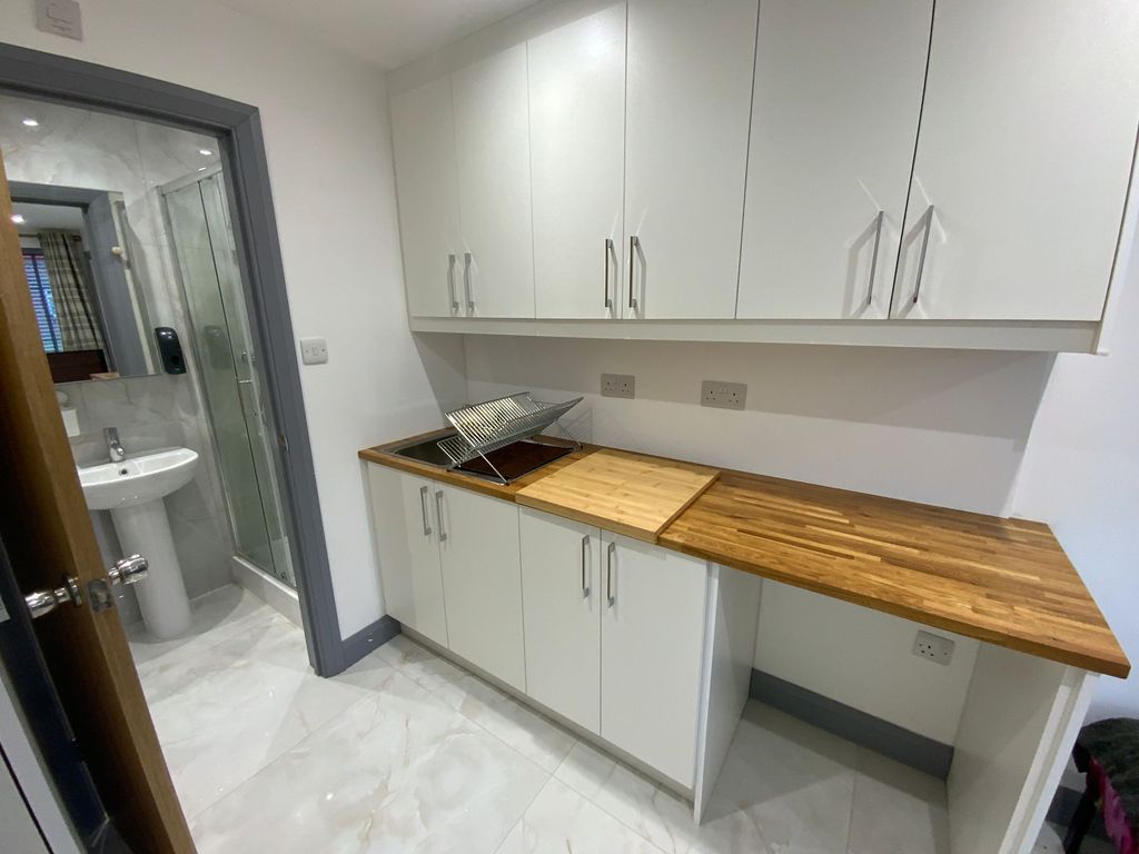 Property photo 3 of 8 Kitchen Aspect 3