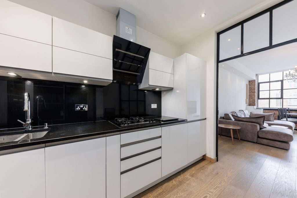 Property photo 2 of 10 Boss House F76 (1...