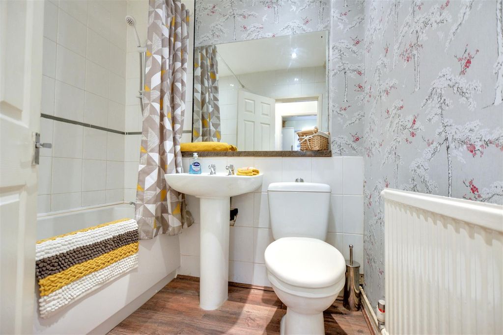 Property photo 3 of 22 Bathroom.Jpeg