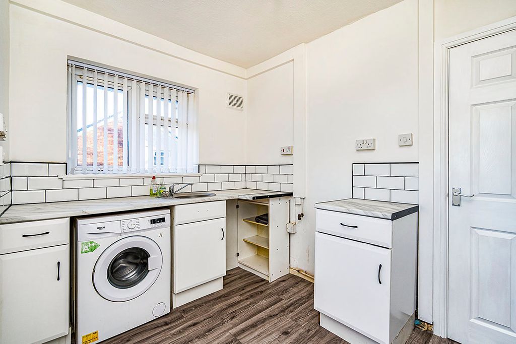 Property photo 3 of 8 Kitchen