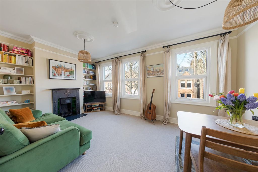 Property photo 2 of 33 Brettenham Road, E17