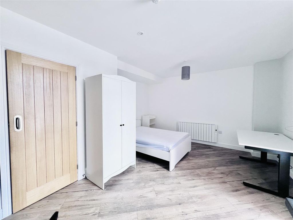 Property photo 3 of 8 Studio