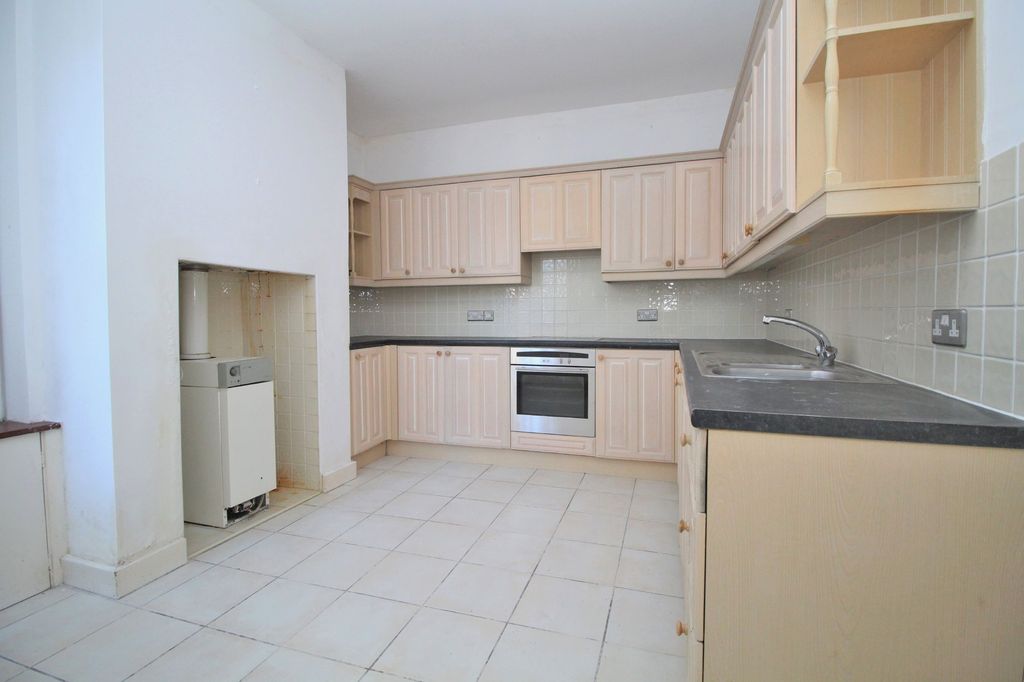 Property photo 2 of 28