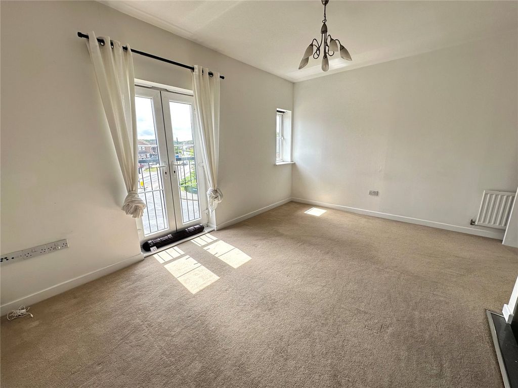 2 bed flat for saleSchool Avenue, Laindon, Basildon, Essex SS15 photo 5
