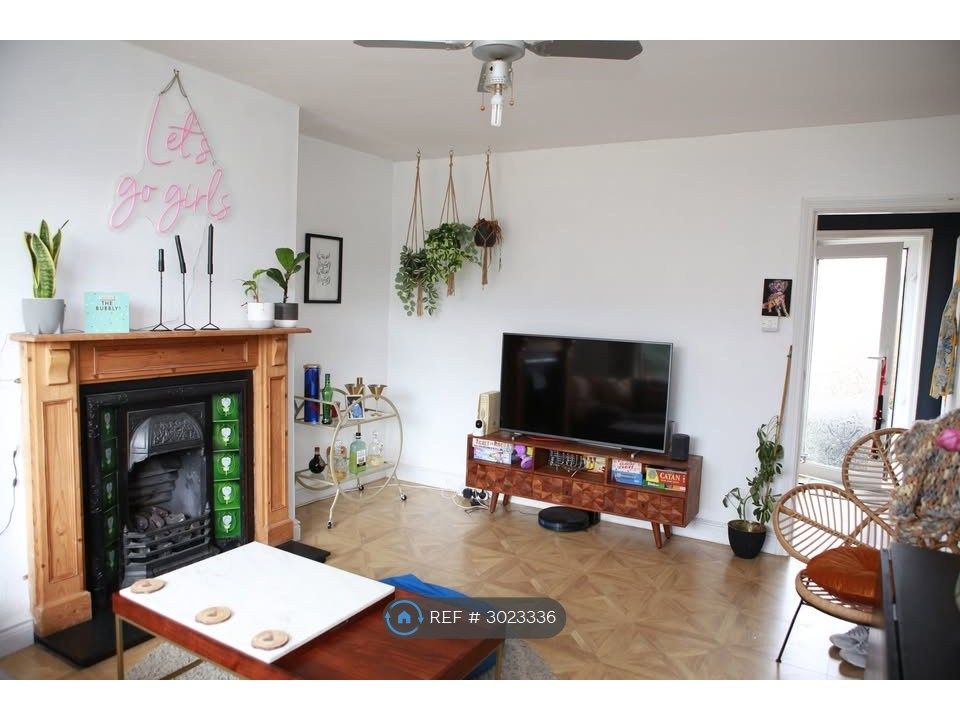 Property photo 2 of 17 Spacious Living Room