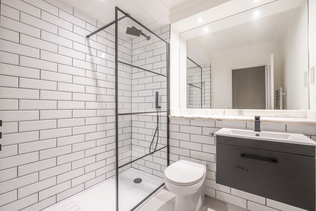 Property photo 3 of 13 Leicester-Court-0...