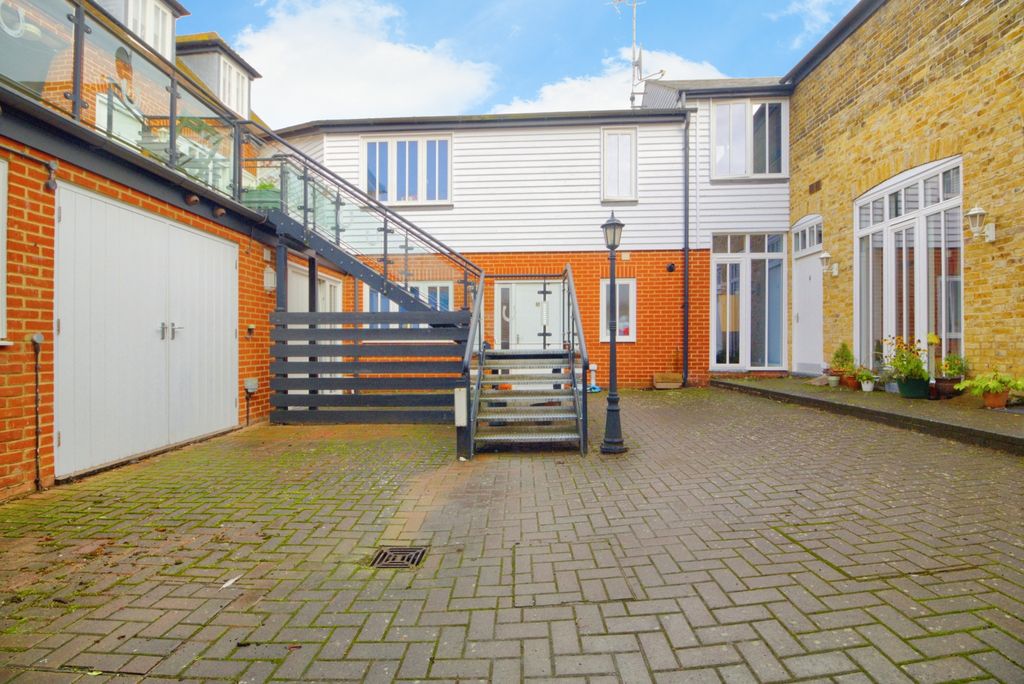 Property photo 1 of 11 External