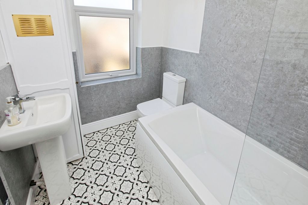 Property photo 3 of 18 Bathroom