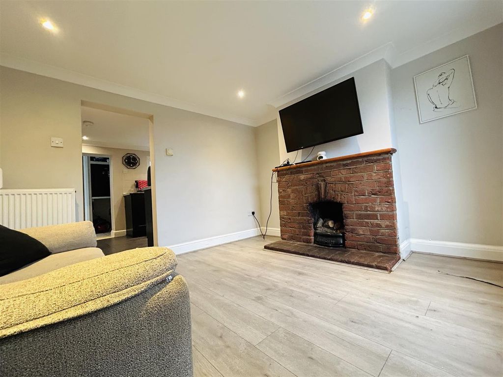 Property photo 3 of 10 Lounge