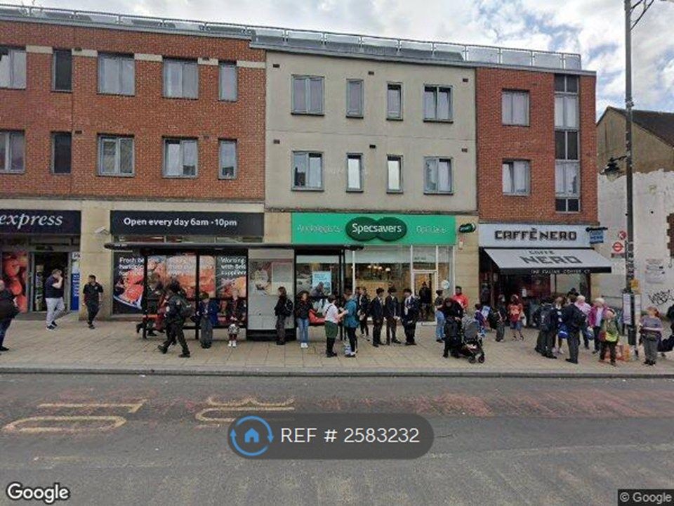 Property photo 1 of 12 Flat In Wallington High Street