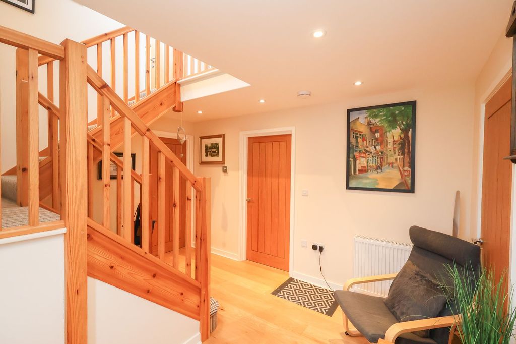 Property photo 3 of 25 Entrance Hallway